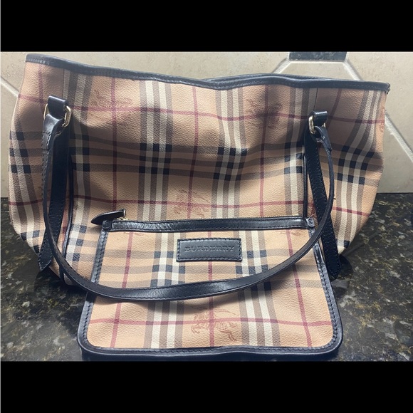 Burberry purse - Picture 2 of 2